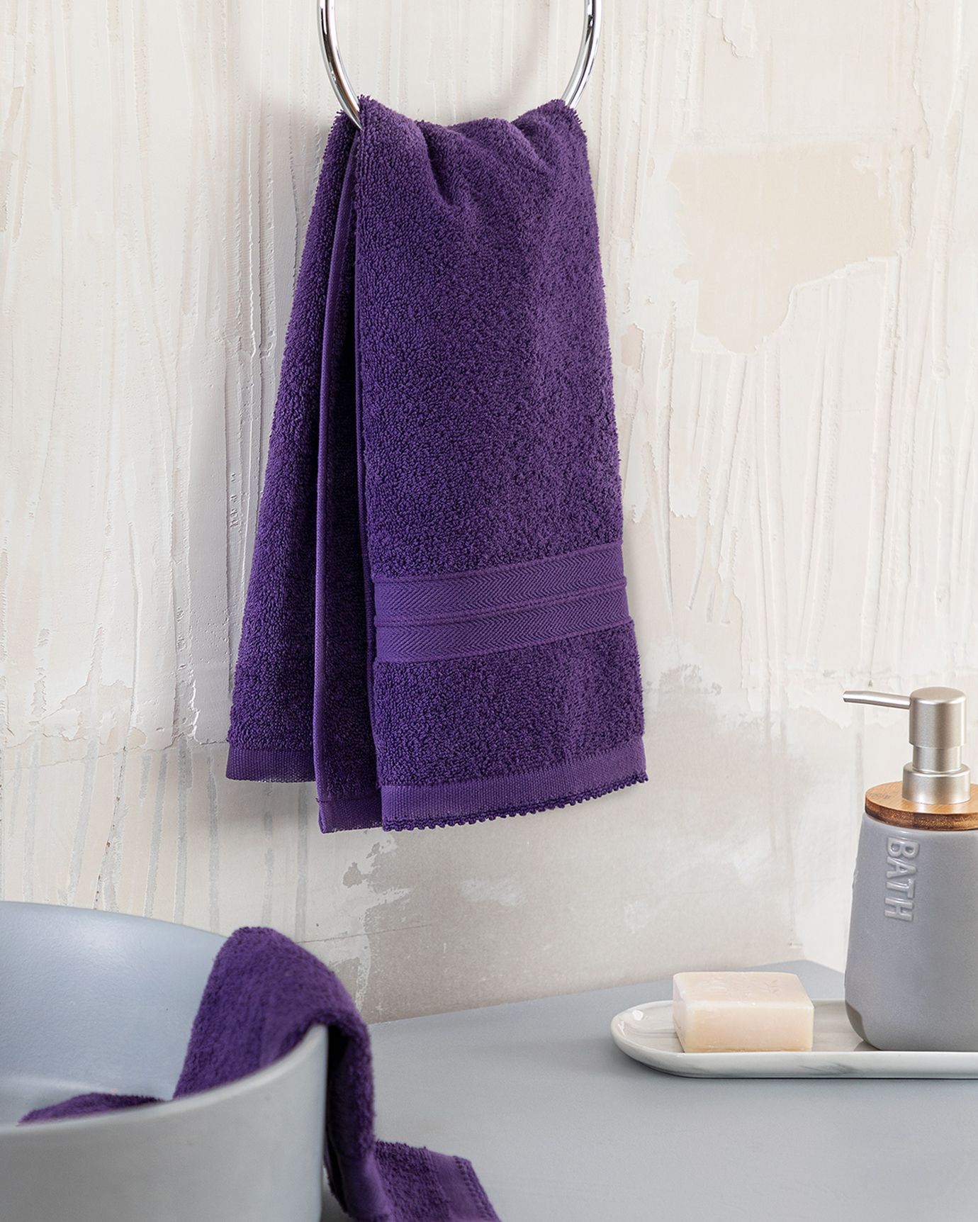 Фиолетовое полотенце