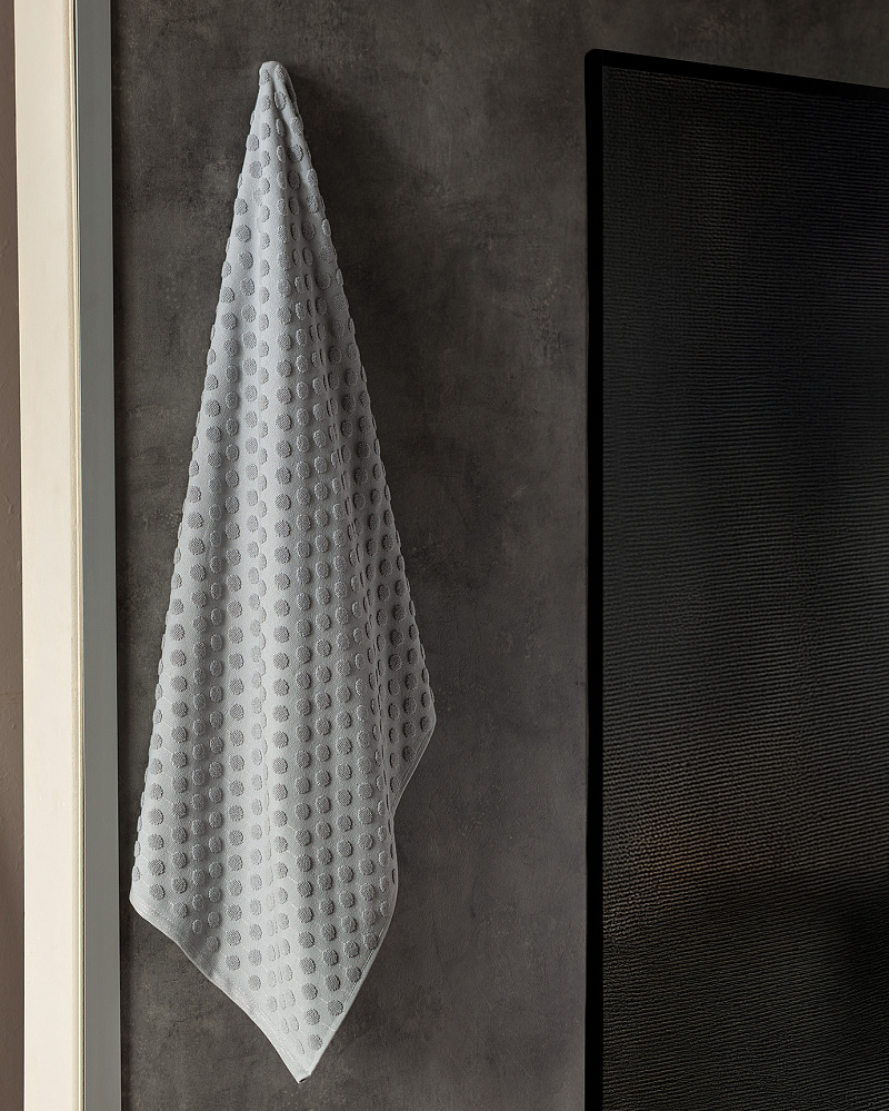 Банное полотенце Polka Dot 70x140 см. - светло-серое