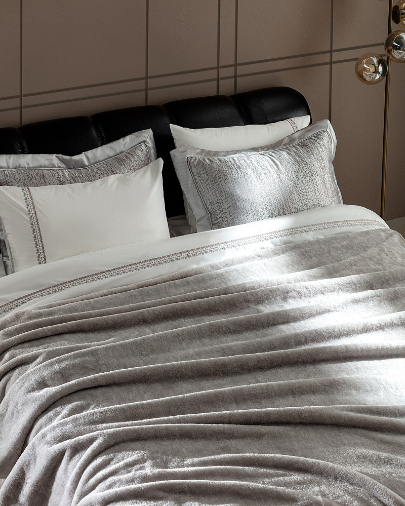 Двуспальный комплект белья Vézelay с пледом и покрывалом 240x260 см