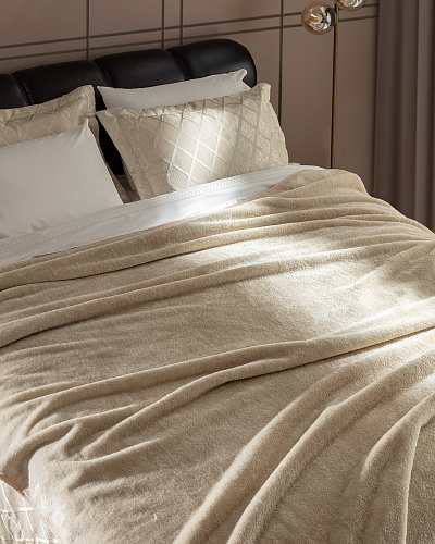 Подарочный комплект постельного белья двуспальный Mougins с покрывалом и одеялом 240x260 см, хлопок