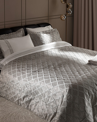 Подарочный комплект постельного белья двуспальный Mougins с покрывалом и одеялом 240x260 см