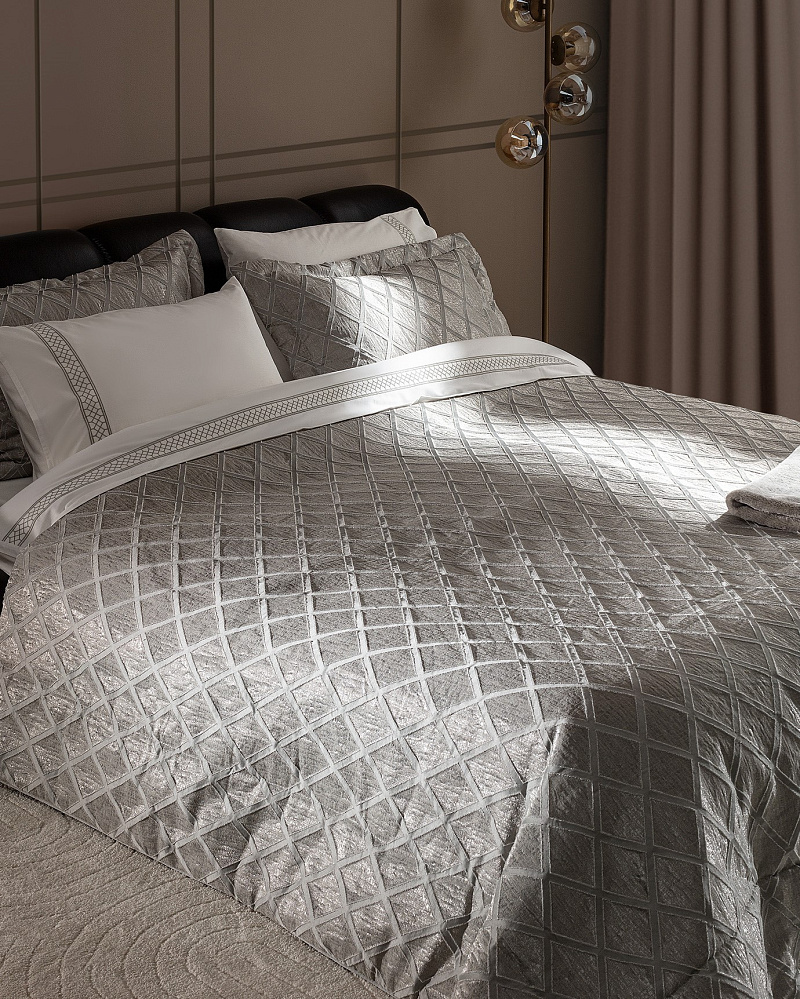 Подарочный комплект постельного белья двуспальный Mougins с покрывалом и одеялом 240x260 см