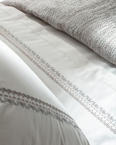Двуспальный комплект белья Vézelay - серый. Простыня: 240x260 см. 2 Наволочки: (50x70)+3 см. Пододеяльник: 200x220 см. Покрывало: 260x270 см. 2 Наволочки: (50x70)+5 см. Одеяло: 200x240 см.