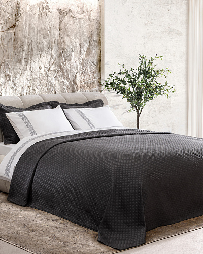 Двуспальный комплект белья Somme - темно-серый. Простыня: 260x280 см. 2 Наволочки: (50x70)+4 см. Пододеяльник: 200x220 см. Покрывало: 240x250 см. 2 Наволочки: (50x70)+5 см.