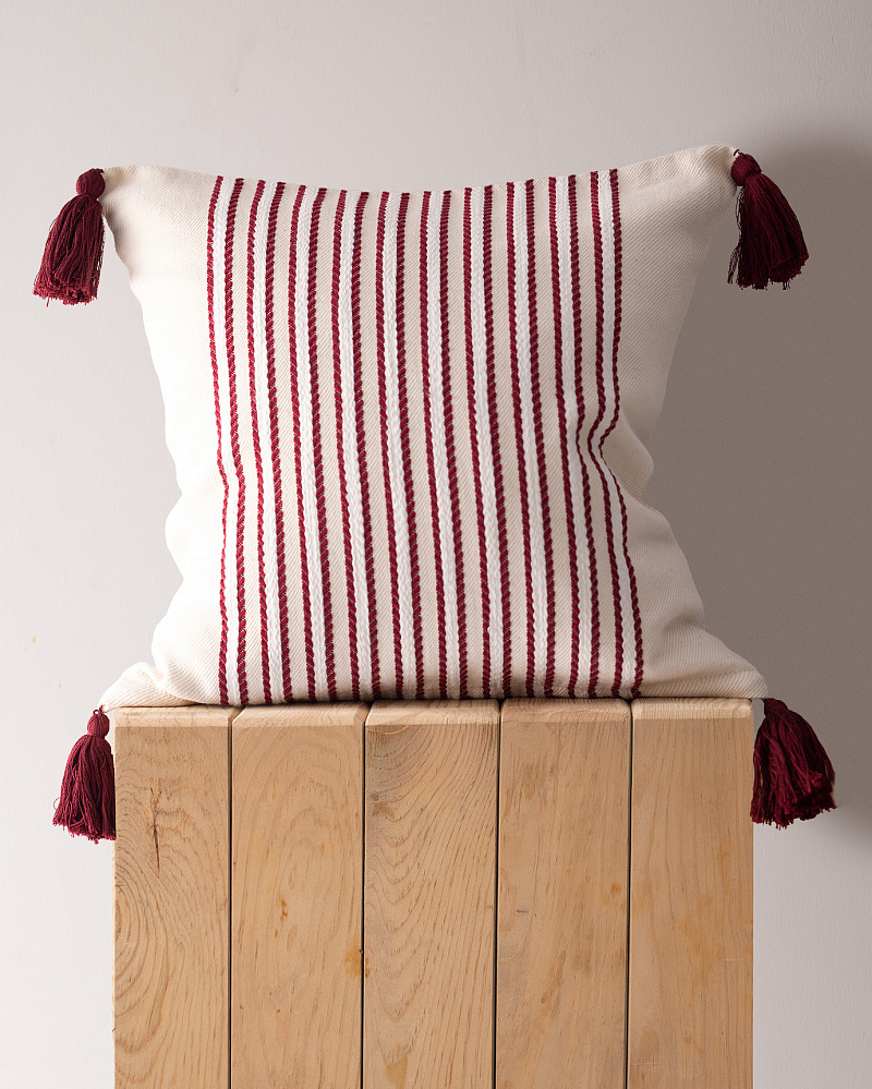 Декоративная наволочка Ronnet 45x45 см. - бежевая / красная