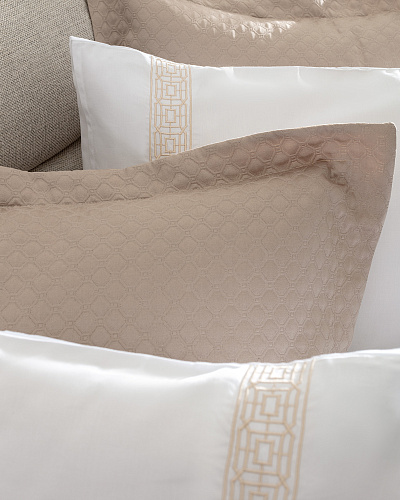 Двуспальный комплект белья Somme - бежевый. Простыня: 260x280 см. 2 Наволочки: (50x70)+4 см. Пододеяльник: 200x220 см. Покрывало: 240x250 см. 2 Наволочки: (50x70)+5 см.