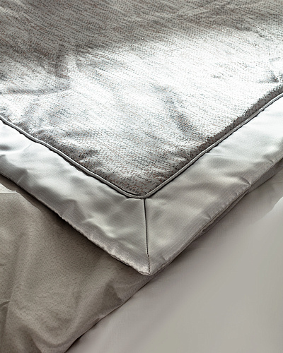 Двуспальный комплект белья Vézelay - серый. Простыня: 240x260 см. 2 Наволочки: (50x70)+3 см. Пододеяльник: 200x220 см. Покрывало: 260x270 см. 2 Наволочки: (50x70)+5 см. Одеяло: 200x240 см.