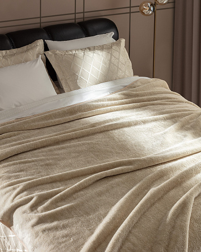 Подарочный комплект постельного белья двуспальный Mougins с покрывалом и одеялом 240x260 см, хлопок