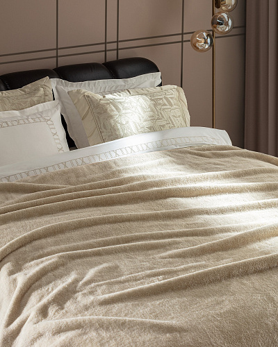 Подарочный комплект постельного белья евро Yvoire с покрывалом и одеялом 260x280 см