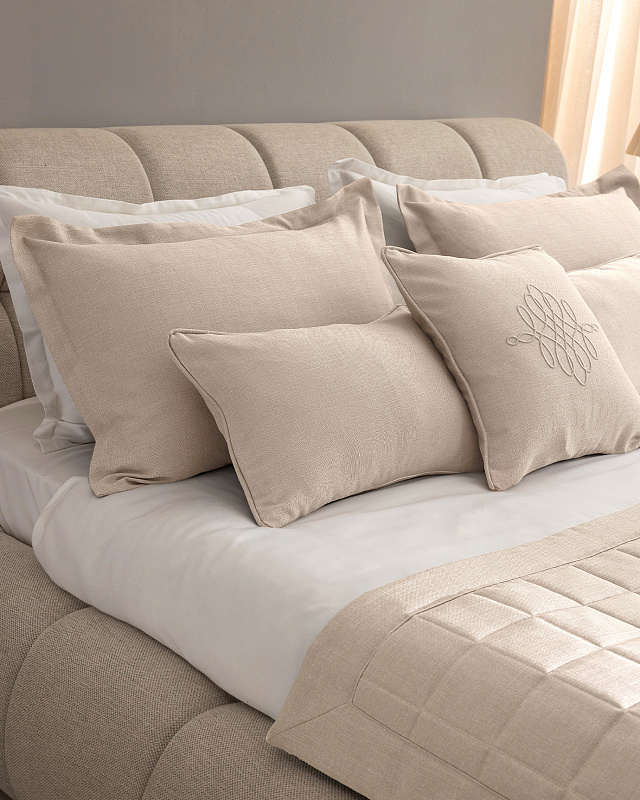 Дорожка на кровать Sillage Luxury Collection - экрю. Дорожка: 90x240 см. 2 Наволочки: (50x70)+4 см. 2 Наволочки: 35x45 см. Наволочка: 45x45 см.