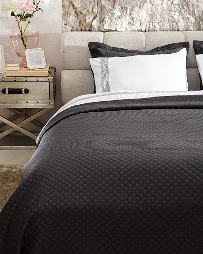 Двуспальный комплект белья Somme - темно-серый. Простыня: 260x280 см. 2 Наволочки: (50x70)+4 см. Пододеяльник: 200x220 см. Покрывало: 240x250 см. 2 Наволочки: (50x70)+5 см.