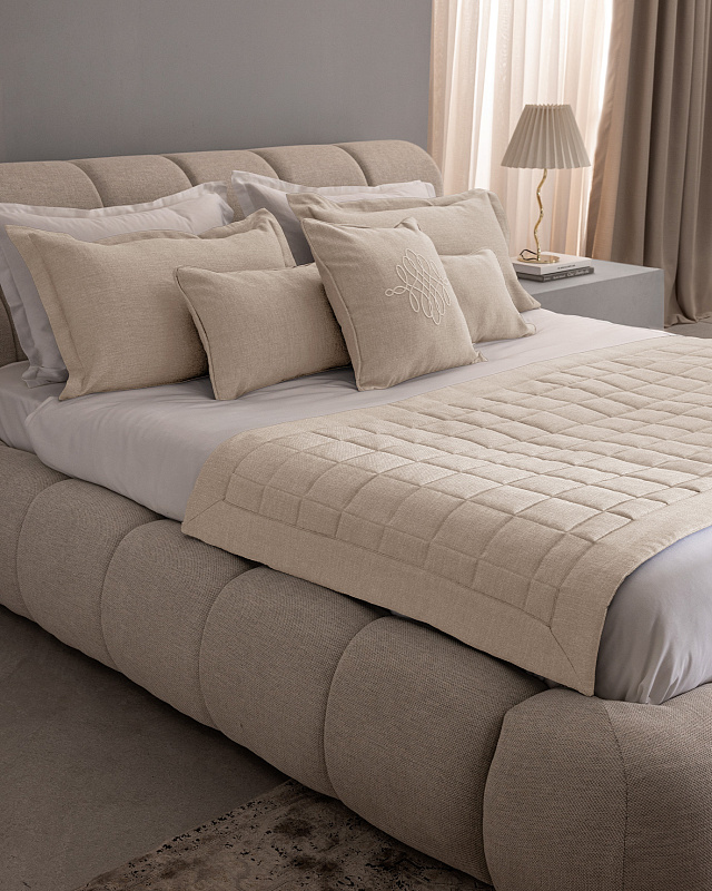 Дорожка на кровать Sillage Luxury Collection - экрю. Дорожка: 90x240 см. 2 Наволочки: (50x70)+4 см. 2 Наволочки: 35x45 см. Наволочка: 45x45 см.