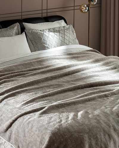 Подарочный комплект постельного белья двуспальный Mougins с покрывалом и одеялом 240x260 см