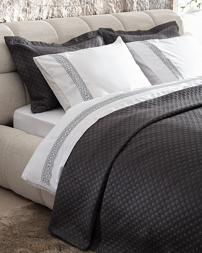 Двуспальный комплект белья Somme - темно-серый. Простыня: 260x280 см. 2 Наволочки: (50x70)+4 см. Пододеяльник: 200x220 см. Покрывало: 240x250 см. 2 Наволочки: (50x70)+5 см.