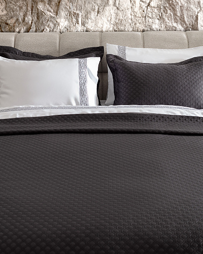 Двуспальный комплект белья Somme - темно-серый. Простыня: 260x280 см. 2 Наволочки: (50x70)+4 см. Пододеяльник: 200x220 см. Покрывало: 240x250 см. 2 Наволочки: (50x70)+5 см.
