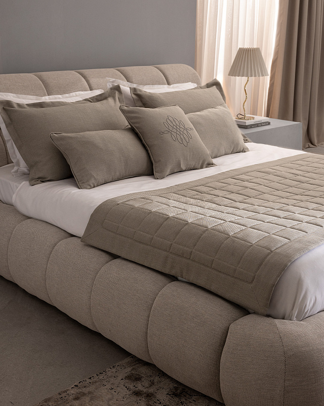 Дорожка на кровать Sillage Luxury Collection - темно-бежевый. Дорожка: 90x240 см. 2 Наволочки: (50x70)+4 см. 2 Наволочки: 35x45 см. Наволочка: 45x45 см.
