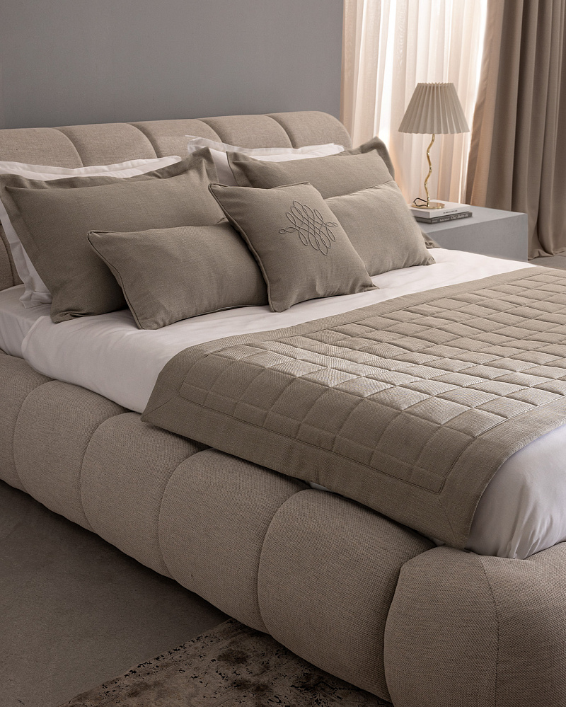 Дорожка на кровать Sillage Luxury Collection - темно-бежевый. Дорожка: 90x240 см. 2 Наволочки: (50x70)+4 см. 2 Наволочки: 35x45 см. Наволочка: 45x45 см.