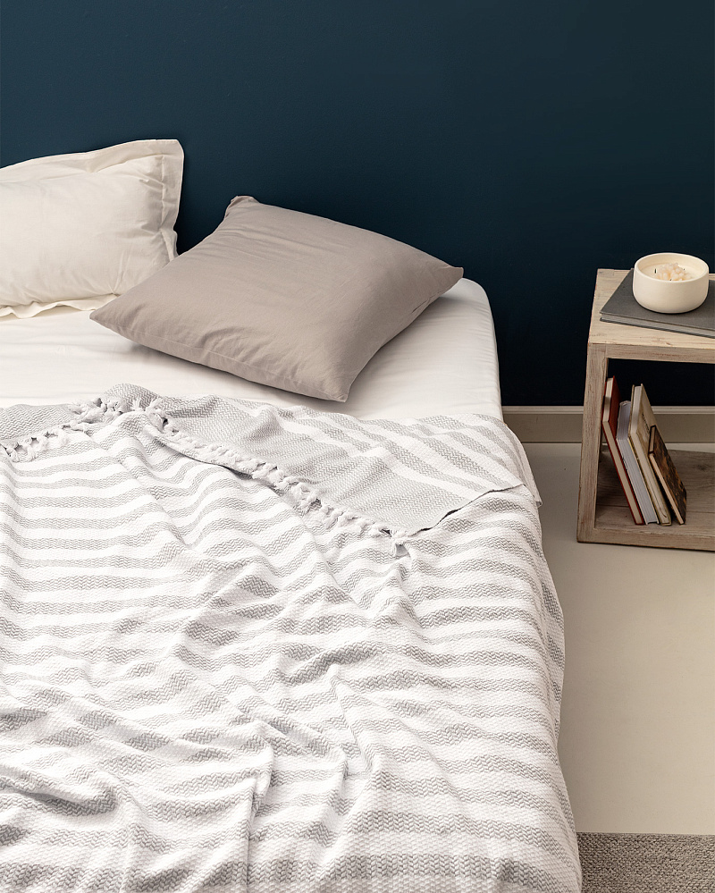 Покрывало двуспальное Sheryl 220x240 см.- белое / серое