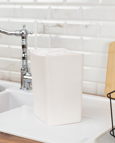 Мусорное ведро Olivier с механической крышкой 4 л, пластик