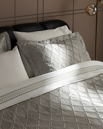 Подарочный комплект постельного белья двуспальный Mougins с покрывалом и одеялом 240x260 см