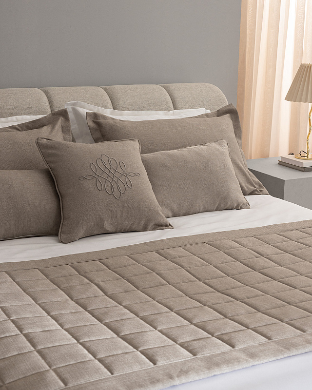 Дорожка на кровать Sillage Luxury Collection - темно-бежевый. Дорожка: 90x240 см. 2 Наволочки: (50x70)+4 см. 2 Наволочки: 35x45 см. Наволочка: 45x45 см.