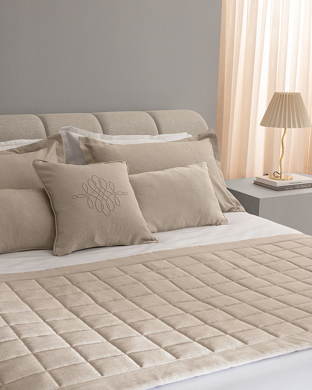 Дорожка на кровать Sillage Luxury Collection - экрю. Дорожка: 90x240 см. 2 Наволочки: (50x70)+4 см. 2 Наволочки: 35x45 см. Наволочка: 45x45 см.