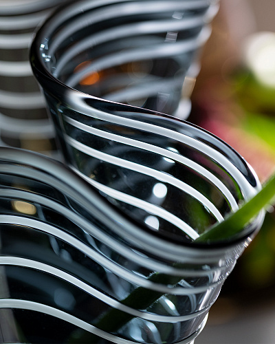 Стеклянная ваза Honfleur ручной работы 19х19 см. сине-белая