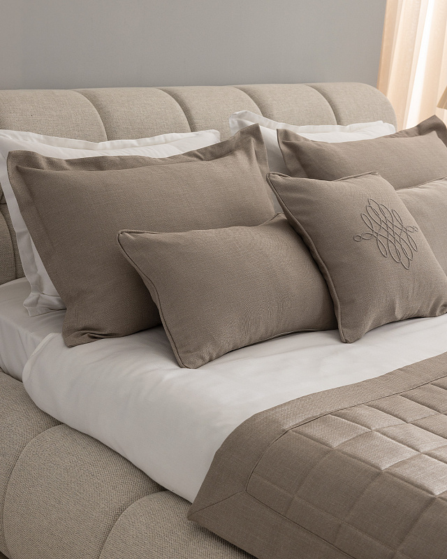 Дорожка на кровать Sillage Luxury Collection - темно-бежевый. Дорожка: 90x240 см. 2 Наволочки: (50x70)+4 см. 2 Наволочки: 35x45 см. Наволочка: 45x45 см.