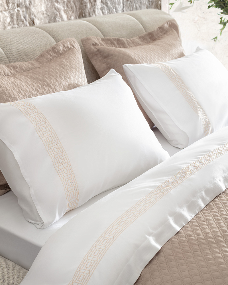 Двуспальный комплект белья Somme - бежевый. Простыня: 260x280 см. 2 Наволочки: (50x70)+4 см. Пододеяльник: 200x220 см. Покрывало: 240x250 см. 2 Наволочки: (50x70)+5 см.