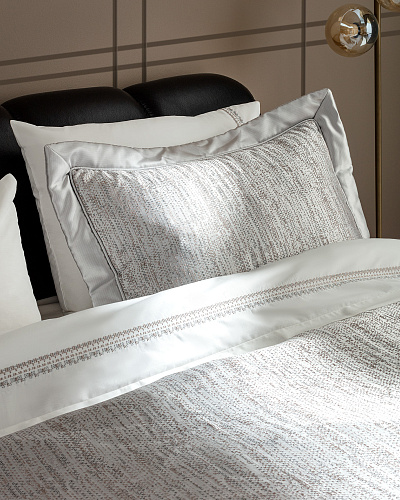 Двуспальный комплект белья Vézelay - серый. Простыня: 240x260 см. 2 Наволочки: (50x70)+3 см. Пододеяльник: 200x220 см. Покрывало: 260x270 см. 2 Наволочки: (50x70)+5 см. Одеяло: 200x240 см.