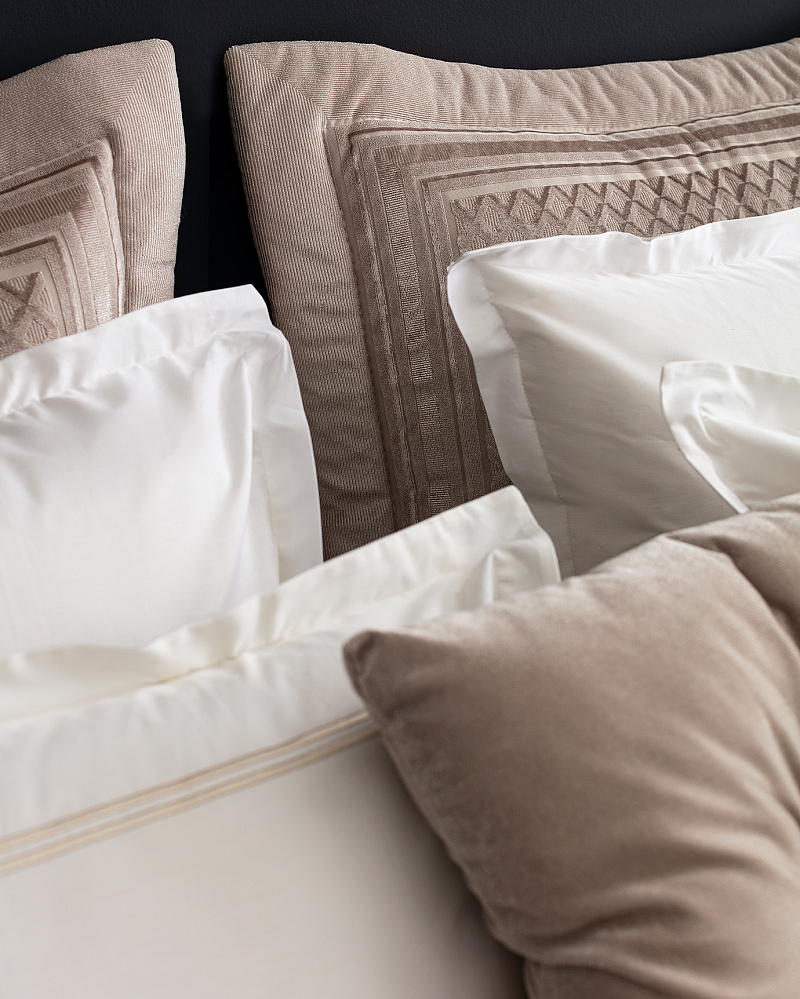 Комплект постельного белья Le Velours евро с 6 наволочками, подушкой и покрывалом