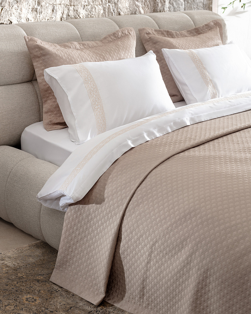 Двуспальный комплект белья Somme - бежевый. Простыня: 260x280 см. 2 Наволочки: (50x70)+4 см. Пододеяльник: 200x220 см. Покрывало: 240x250 см. 2 Наволочки: (50x70)+5 см.