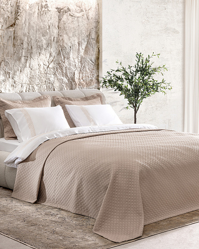 Двуспальный комплект белья Somme - бежевый. Простыня: 260x280 см. 2 Наволочки: (50x70)+4 см. Пододеяльник: 200x220 см. Покрывало: 240x250 см. 2 Наволочки: (50x70)+5 см.