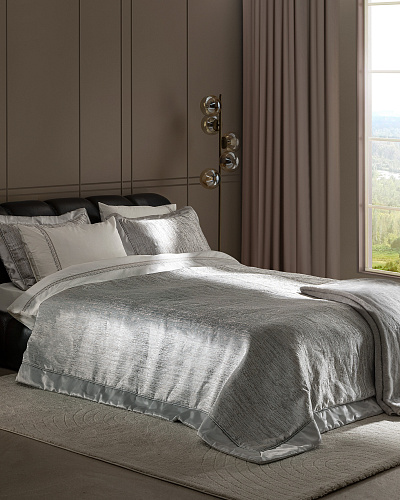 Двуспальный комплект белья Vézelay - серый. Простыня: 240x260 см. 2 Наволочки: (50x70)+3 см. Пододеяльник: 200x220 см. Покрывало: 260x270 см. 2 Наволочки: (50x70)+5 см. Одеяло: 200x240 см.