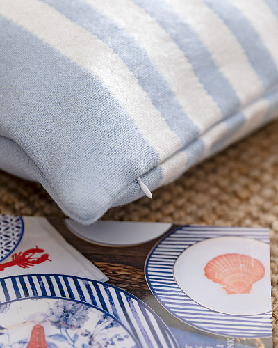 Декоративная наволочка Roses 33x50 см. - голубая / бежевая