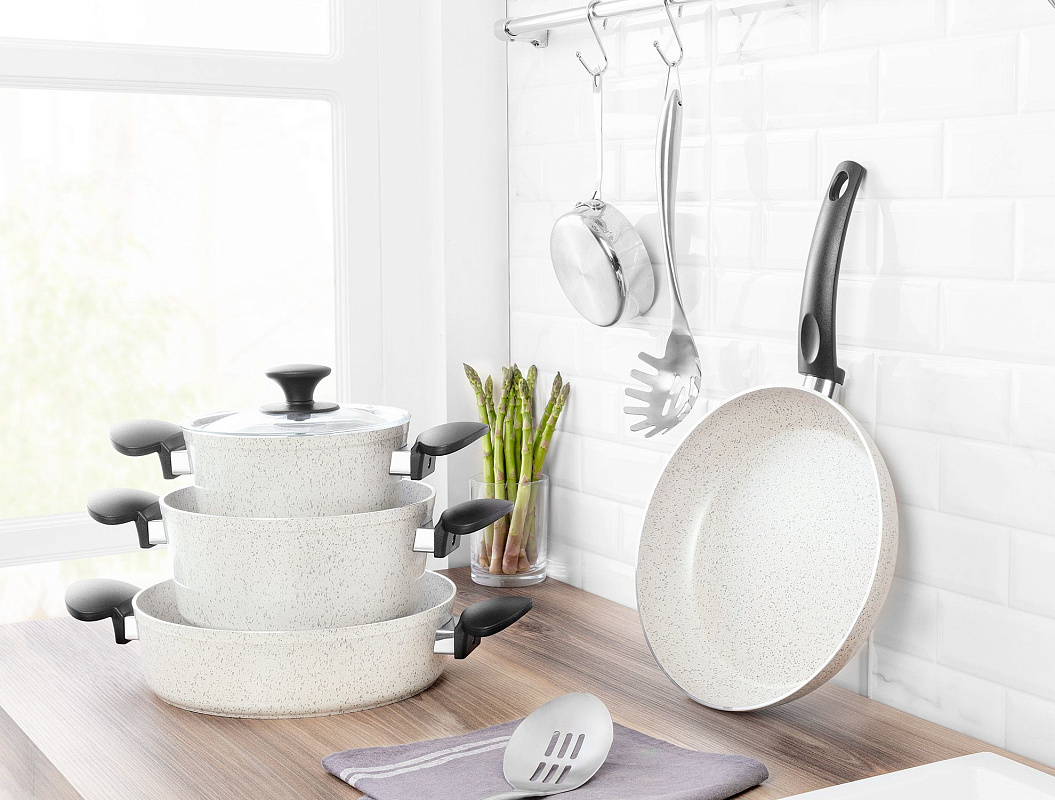 Комплект алюминиевой посуды Gordes 18см, 22см, 26см, 26см - кремовый. 7 предметов: 3 кастрюли, 3 крышки и 1 сковорода