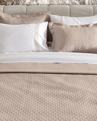 Двуспальный комплект белья Somme - бежевый. Простыня: 260x280 см. 2 Наволочки: (50x70)+4 см. Пододеяльник: 200x220 см. Покрывало: 240x250 см. 2 Наволочки: (50x70)+5 см.