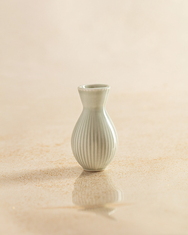 Ваза фарфоровая Coretta 7x7x13cm - светло-зеленая