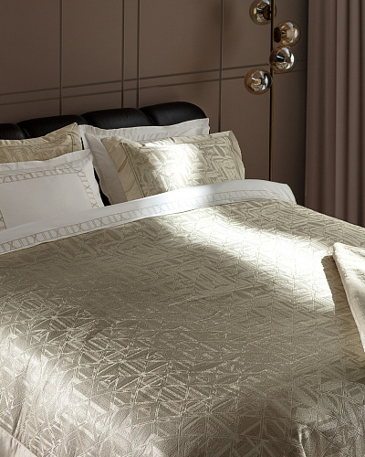 Подарочный комплект постельного белья евро Yvoire с покрывалом и одеялом 260x280 см