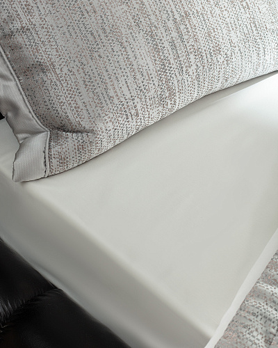 Двуспальный комплект белья Vézelay - серый. Простыня: 240x260 см. 2 Наволочки: (50x70)+3 см. Пододеяльник: 200x220 см. Покрывало: 260x270 см. 2 Наволочки: (50x70)+5 см. Одеяло: 200x240 см.