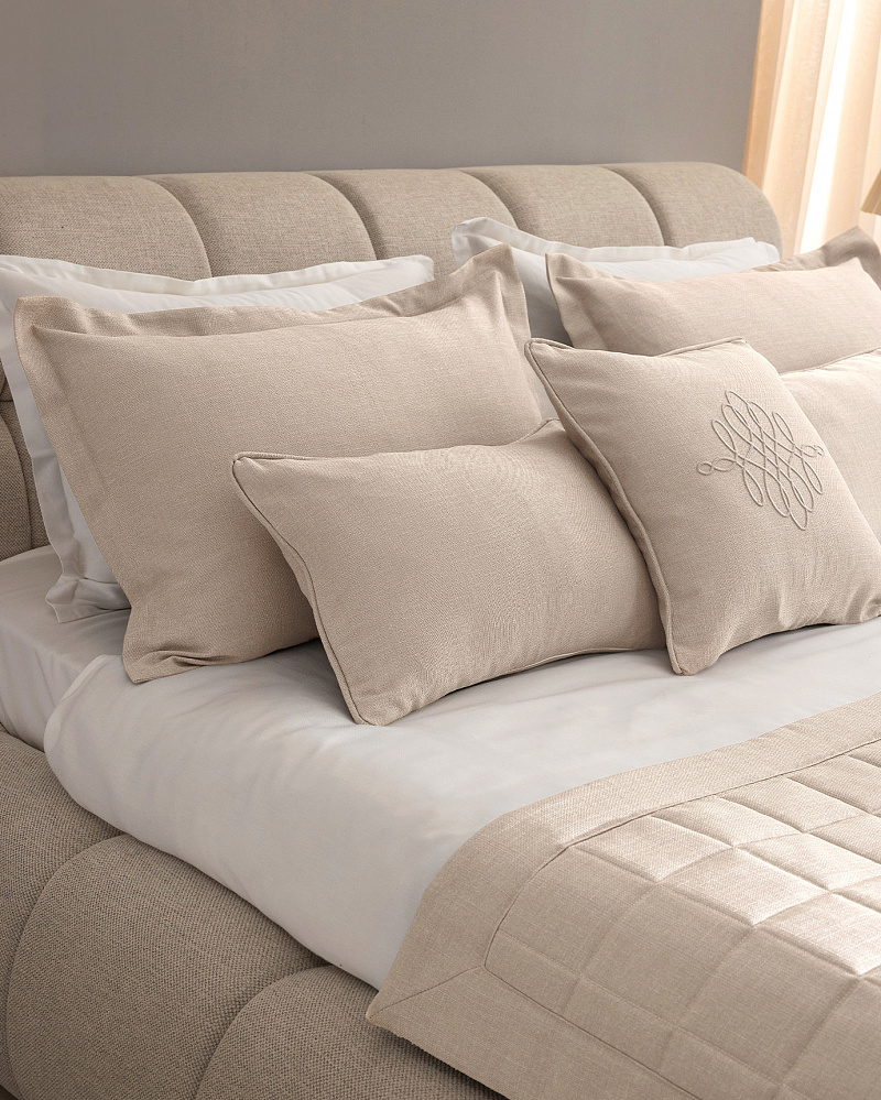 Дорожка на кровать Sillage Luxury Collection - экрю. Дорожка: 90x240 см. 2 Наволочки: (50x70)+4 см. 2 Наволочки: 35x45 см. Наволочка: 45x45 см.