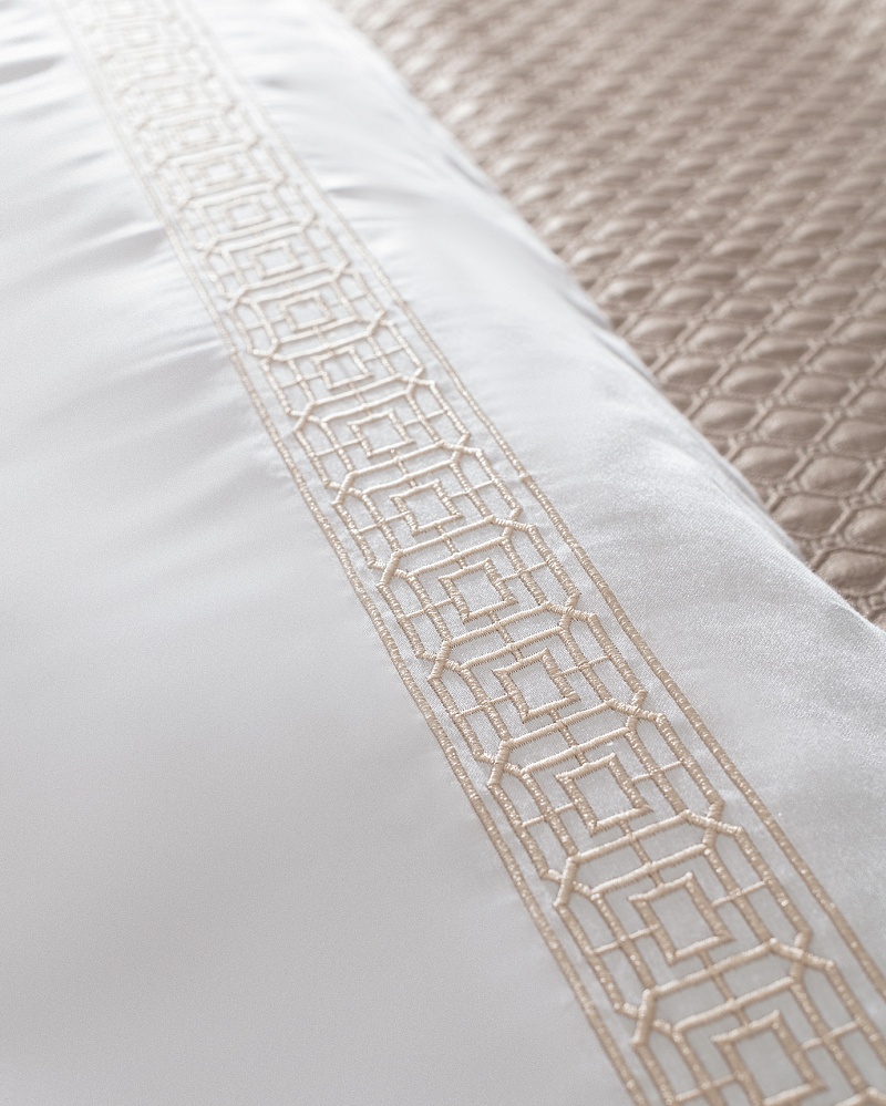 Двуспальный комплект белья Somme - бежевый. Простыня: 260x280 см. 2 Наволочки: (50x70)+4 см. Пододеяльник: 200x220 см. Покрывало: 240x250 см. 2 Наволочки: (50x70)+5 см.