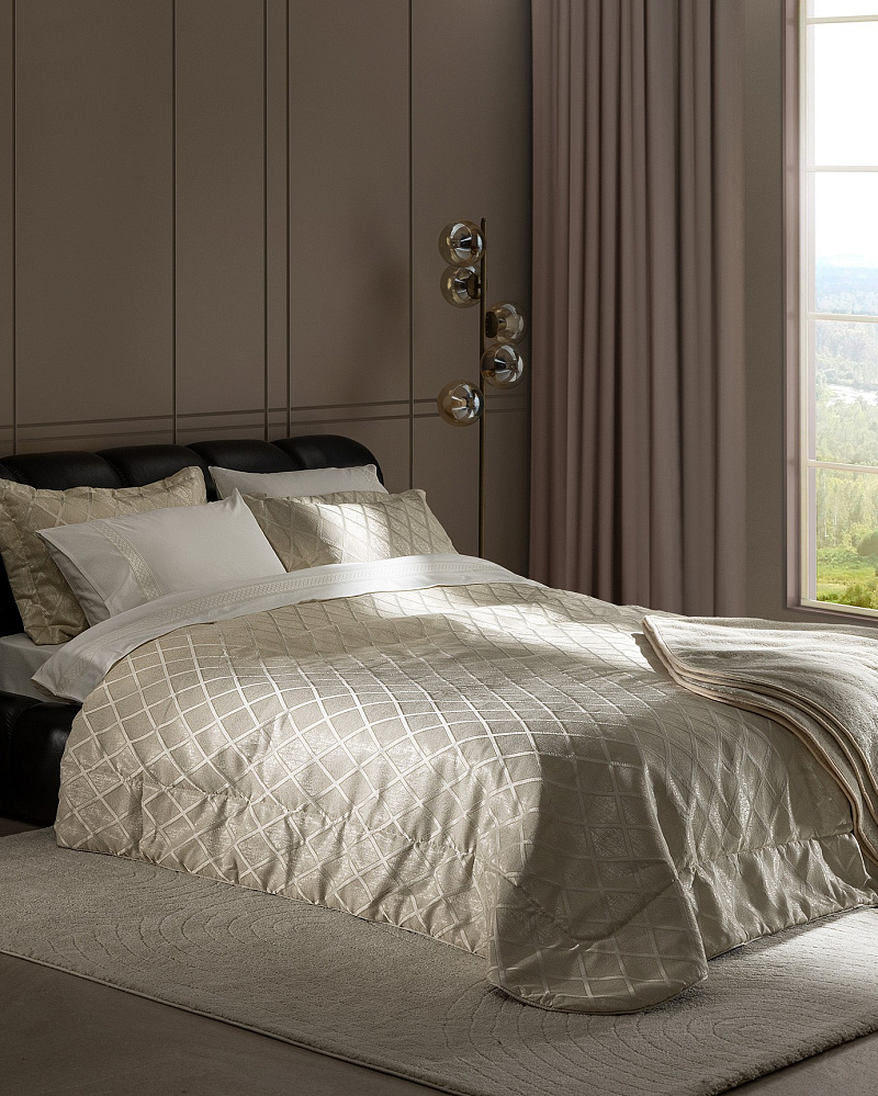 Подарочный комплект постельного белья двуспальный Mougins с покрывалом и одеялом 240x260 см, хлопок