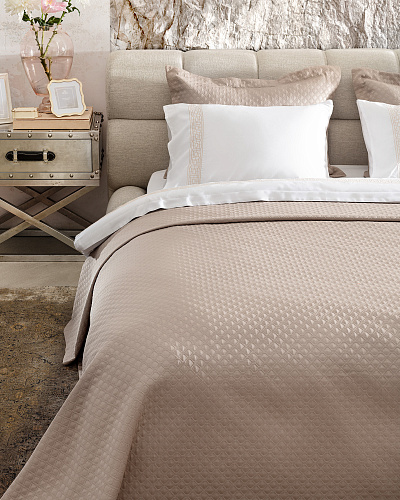 Двуспальный комплект белья Somme - бежевый. Простыня: 260x280 см. 2 Наволочки: (50x70)+4 см. Пододеяльник: 200x220 см. Покрывало: 240x250 см. 2 Наволочки: (50x70)+5 см.