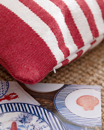 Декоративная наволочка Roses 33x50 см. - красная / бежевая