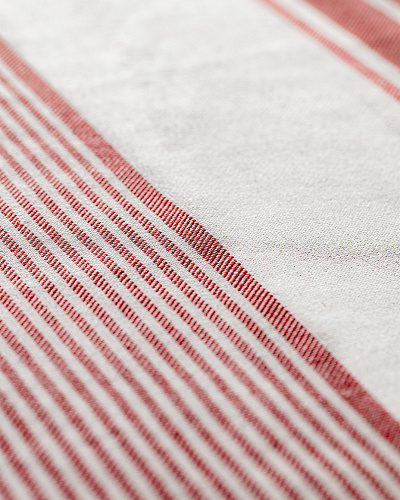 Скатерть Andre 150x150 см. - экрю / красная