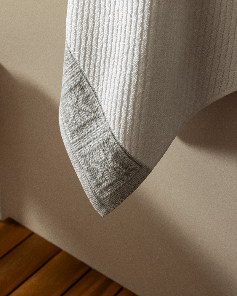 Банное полотенце Zeste 70x140 см. - белое / серое