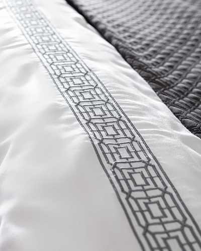 Двуспальный комплект белья Somme - темно-серый. Простыня: 260x280 см. 2 Наволочки: (50x70)+4 см. Пододеяльник: 200x220 см. Покрывало: 240x250 см. 2 Наволочки: (50x70)+5 см.