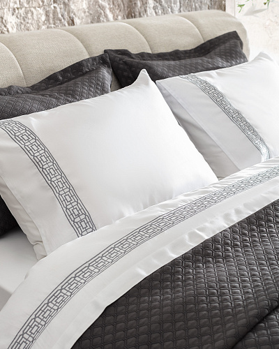 Двуспальный комплект белья Somme - темно-серый. Простыня: 260x280 см. 2 Наволочки: (50x70)+4 см. Пододеяльник: 200x220 см. Покрывало: 240x250 см. 2 Наволочки: (50x70)+5 см.